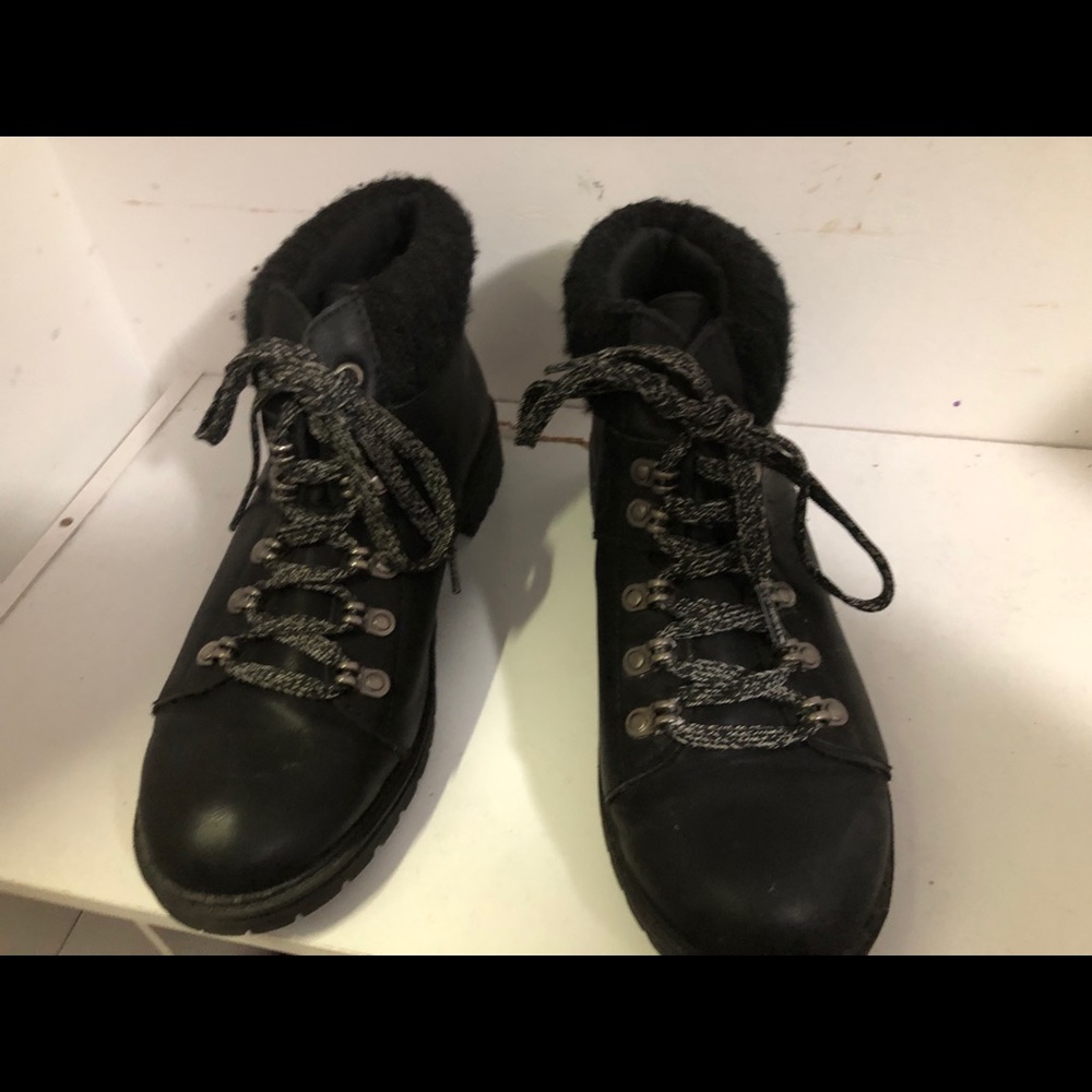Black low cut snow boots